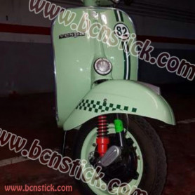 Vespa con número y laterales de cuadritos